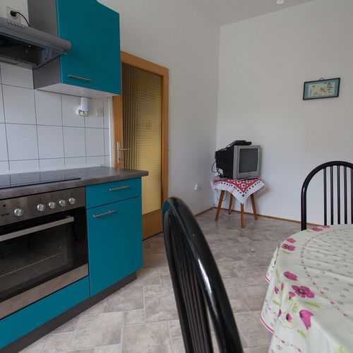 Apartament economy la parter cu 2 camere pentru 4 pers. (se poate solicita pat suplimentar)
