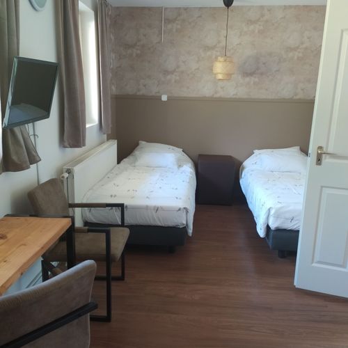 Apartament family la parter cu 2 camere pentru 4 pers.