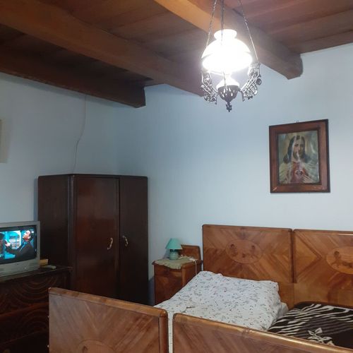 Pokoj s manželskou postelí na přízemí (s možností přistýlky)