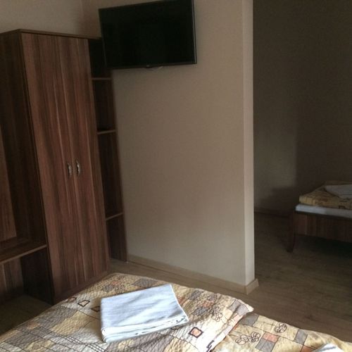 Camera tripla familial(ă) la parter