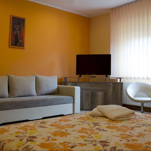 Apartament la parter cu vedere spre oraș cu 2 camere pentru 8 pers. (se poate solicita pat suplimentar)