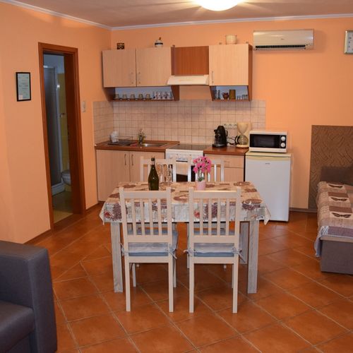 Apartament deluxe la parter cu 2 camere pentru 5 pers.