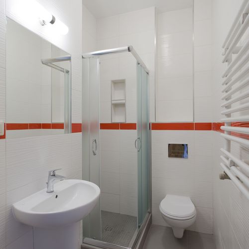 Camera tripla standard cu baie