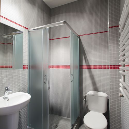 Camera cvadrupla standard cu baie