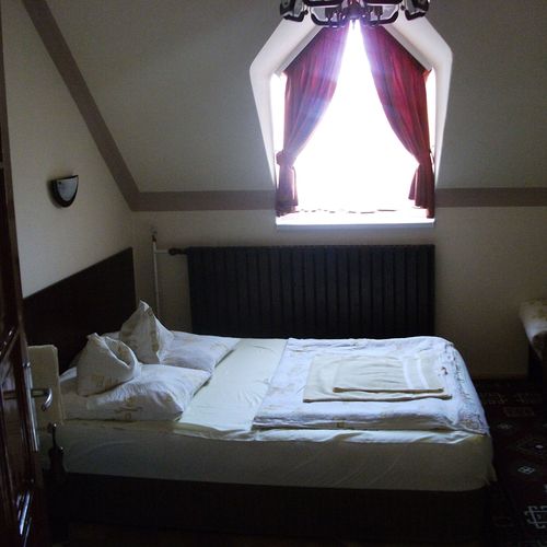 Pokoj se sprchou s manželskou postelí na poschodí