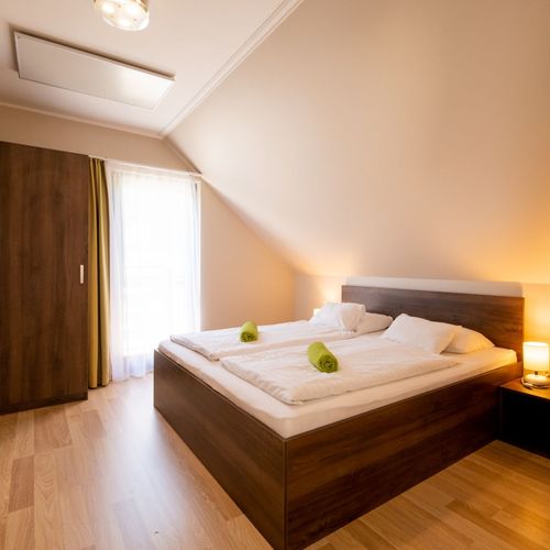 Apartman s balkónem s manželskou postelí s 1 ložnicí na poschodí