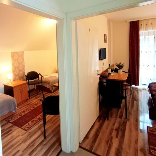 Apartament cu baie comună cu 2 camere pentru 4 pers. (se poate solicita pat suplimentar)