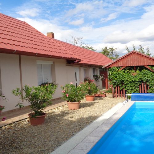 Casa rustică la parter întreaga unitate pentru 4 pers. (se inchirieaza doar integral) (se poate solicita pat suplimentar)