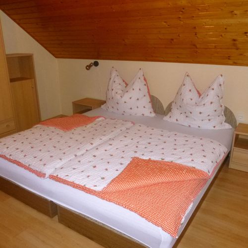 Apartman s klimatizací s manželskou postelí s 1 ložnicí na poschodí