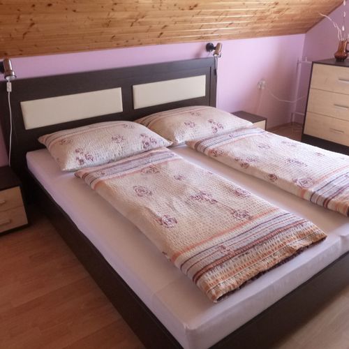 Apartman s klimatizací s manželskou postelí s 1 ložnicí na poschodí
