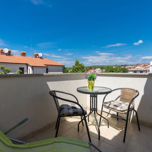 Apartament la etaj cu vedere spre grădină cu 2 camere pentru 4 pers.