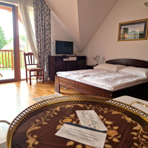 Camera cvadrupla familial(ă) cu balcon (se poate solicita pat suplimentar)