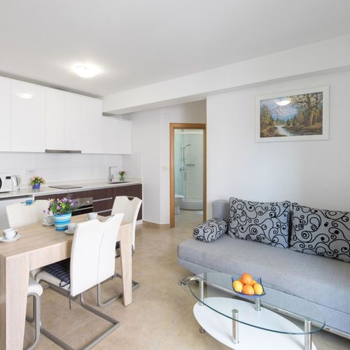 Apartament cu balcon cu aer condiționat cu 2 camere pentru 4 pers.