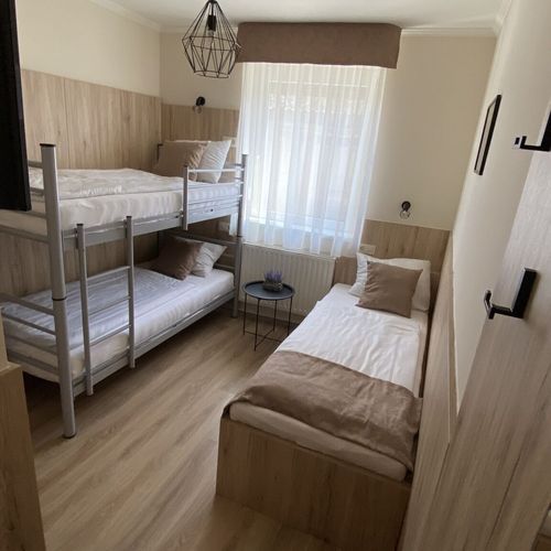 Camera tripla cu aer condiționat cu chicinetă comună