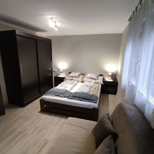 Romantik Apartman s klimatizací s manželskou postelí s 1 ložnicí (s možností přistýlky)