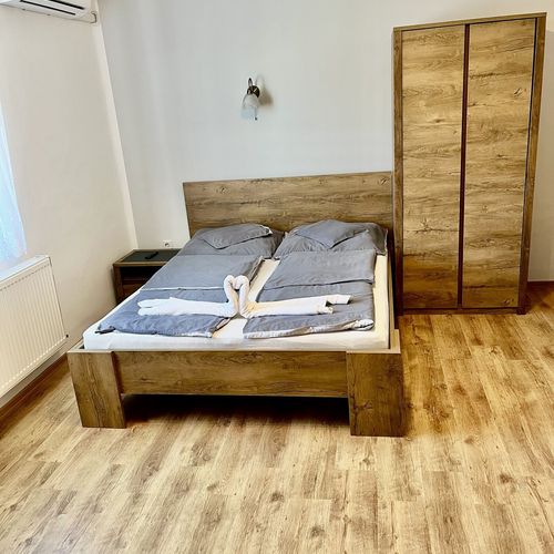 Camera cvadrupla cu duș cu chicinetă proprie