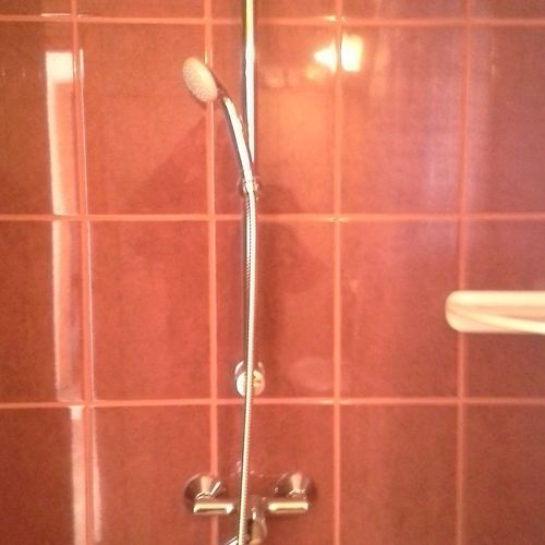 Camera tripla la parter cu vedere spre curte (se poate solicita pat suplimentar)