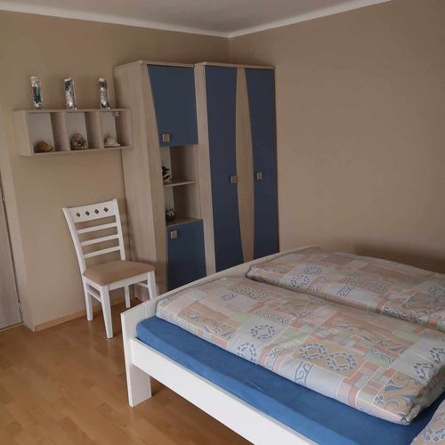 Apartament la parter cu aer condiționat cu 1 camera pentru 2 pers. (se poate solicita pat suplimentar)