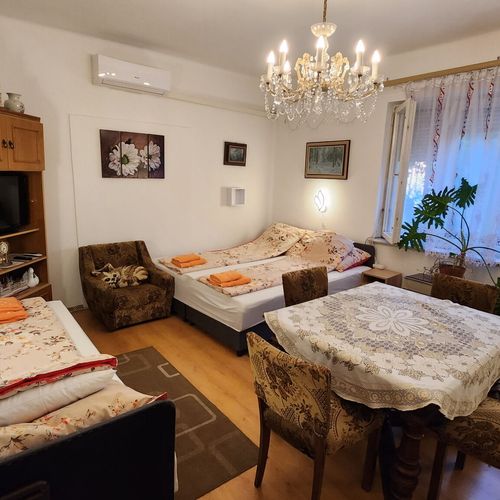 Camera cvadrupla familial(ă) la parter