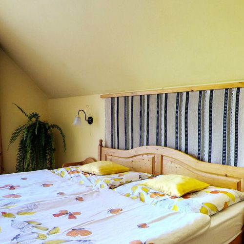 Apartman pro 11 os. s 5 ložnicemi s výhledem do zahrady v podkroví