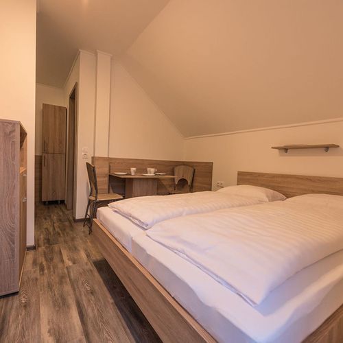 Apartament la etaj cu balcon cu 1 camera pentru 2 pers. (se poate solicita pat suplimentar)