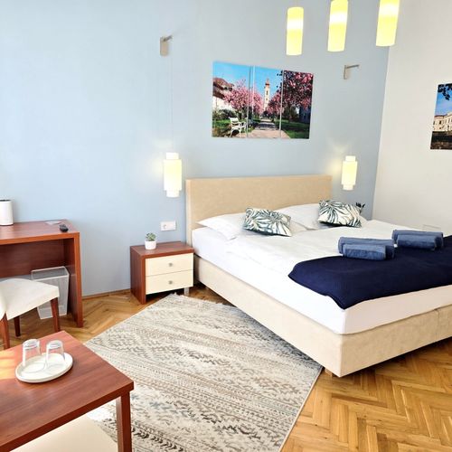 Pokoj s manželskou postelí s výhledem do zahrady přízemní