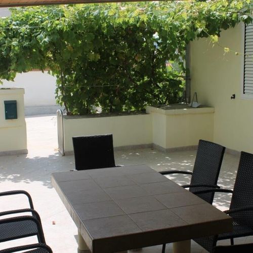 Apartament 8-osobowy z klimatyzacją z tarasem z 3 pomieszczeniami sypialnianymi K-12078