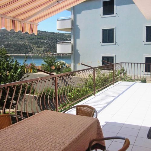 Apartament cu aer condiționat cu vedere spre mare cu 3 camere pentru 9 pers. A-6116-c