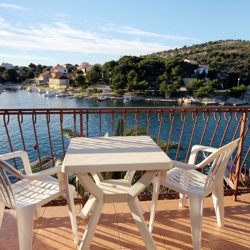 Apartament cu balcon cu vedere spre mare cu 2 camere pentru 5 pers. A-5945-b