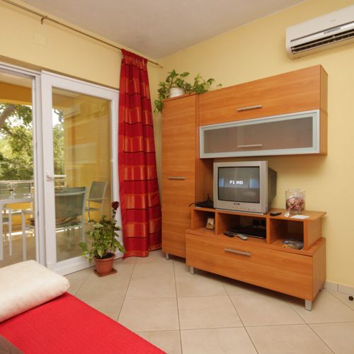 Apartament 4-osobowy z klimatyzacją z tarasem z 2 pomieszczeniami sypialnianymi A-8137-a