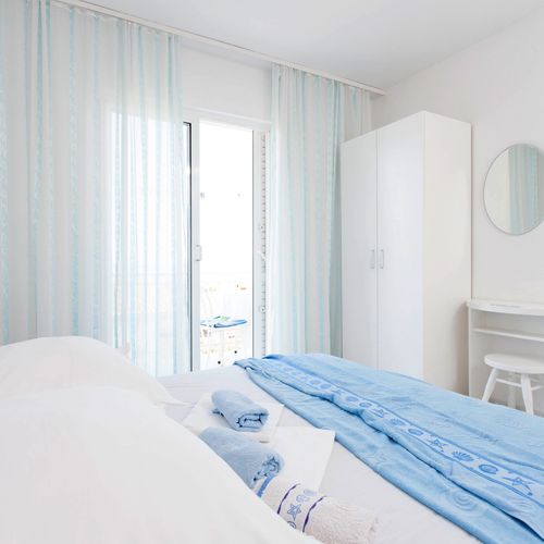 Apartament cu aer condiționat cu balcon cu 2 camere pentru 5 pers. A-6671-b