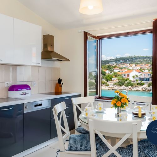 Apartman s klimatizací pro 6 os. se 2 ložnicemi s výhledem na moře A-4269-a