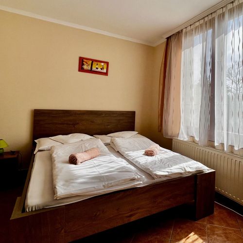 Apartman pro 4 os. s 1 ložnicí s výhledem na řeku na poschodí