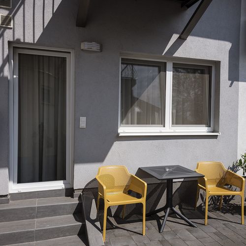 Apartament cu terasă cu vedere spre curte cu 1 camera pentru 2 pers.