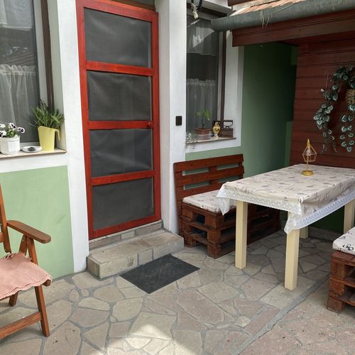 Apartament la parter cu vedere spre curte cu 2 camere pentru 4 pers. (se poate solicita pat suplimentar)