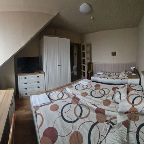 Apartament la mansardă cu aer condiționat cu 2 camere pentru 5 pers. (se poate solicita pat suplimentar)