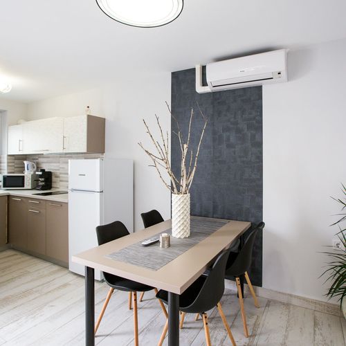 Apartament la parter cu baie cu 2 camere pentru 4 pers.