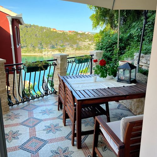 Apartman s balkónem pro 4 os. se 2 ložnicemi s výhledem na moře