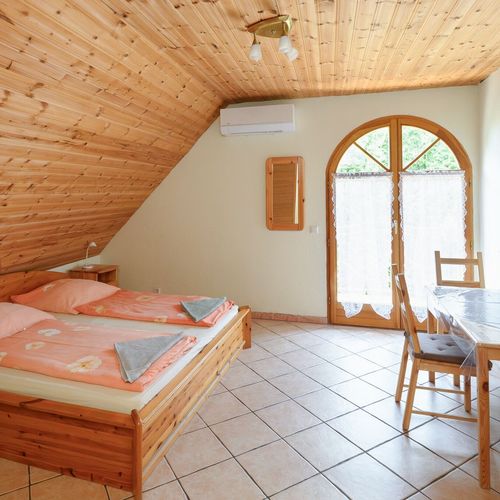 Apartament la mansardă cu aer condiționat cu 2 camere pentru 4 pers.