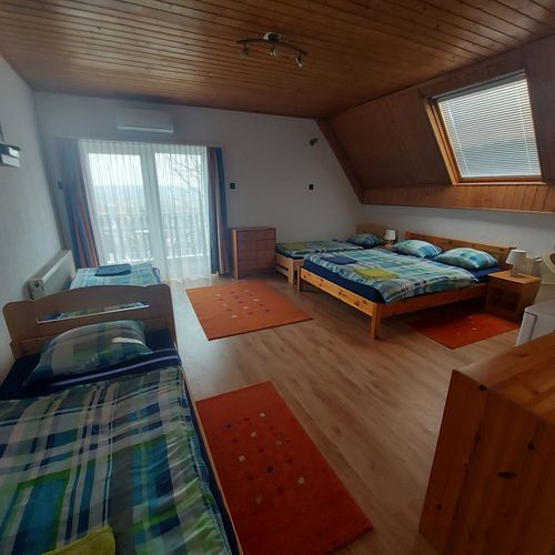 Camera la etaj cu panoramă pentru 5 pers.