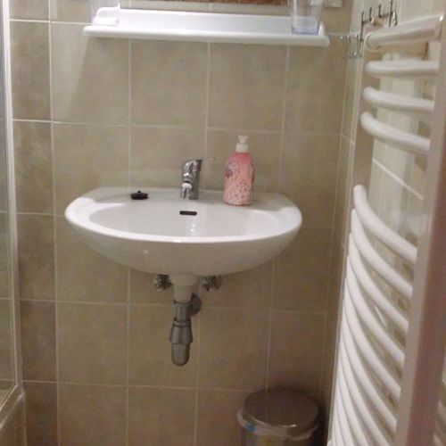 Camera dubla cu duș cu chicinetă comună