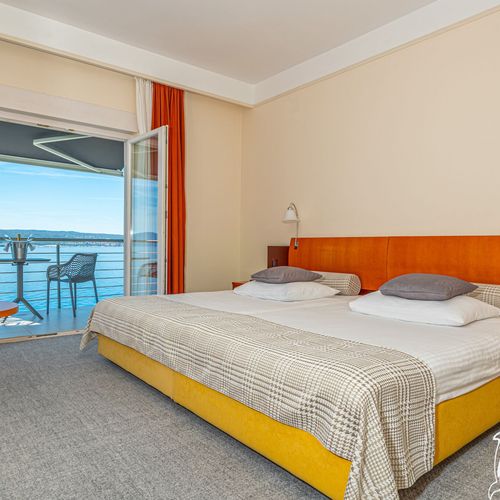 Camera twin cu balcon cu vedere spre mare (se poate solicita pat suplimentar)