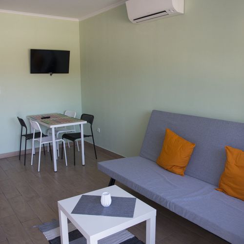 Apartament la parter a cu 2 camere pentru 4 pers.