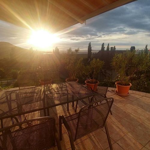 Camera cvadrupla la parter cu vedere spre lac (se poate solicita pat suplimentar)