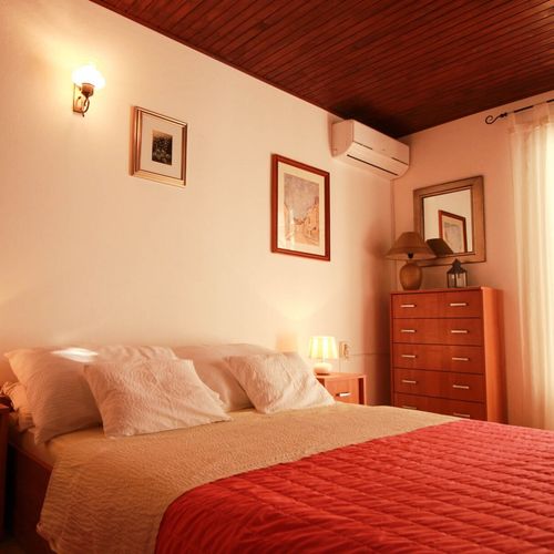 Apartament la etaj cu vedere spre mare cu 1 camera pentru 2 pers.