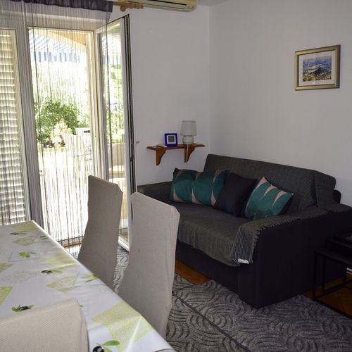 Apartament la parter cu vedere spre grădină cu 2 camere pentru 4 pers.