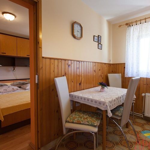Apartament tourist la parter cu 1 camera pentru 2 pers. (se poate solicita pat suplimentar)