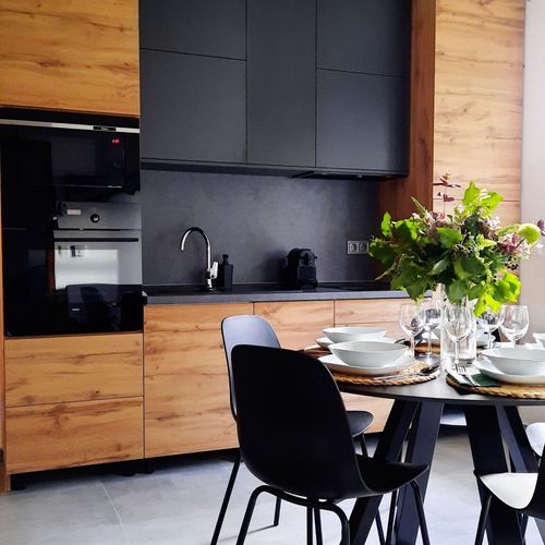 Apartament la parter cu terasă pentru 6 pers. (se inchirieaza doar integral)