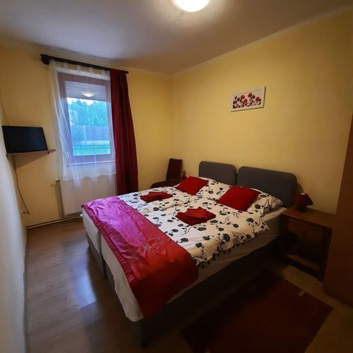 Camera twin la parter cu vedere spre oraș