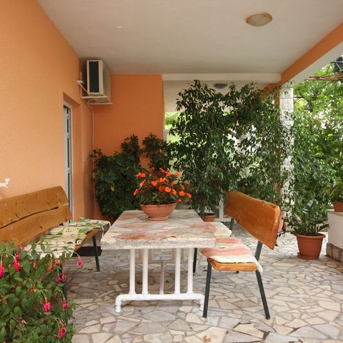Apartament 5-osobowy z klimatyzacją z tarasem z 2 pomieszczeniami sypialnianymi A-648-b